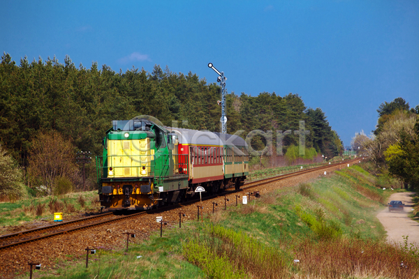 사람없음 JPG 포토 해외이미지 가로 교통시설 기차 선로 시골 야외 여행 폴란드 풍경(경치) 해외202004 햇빛