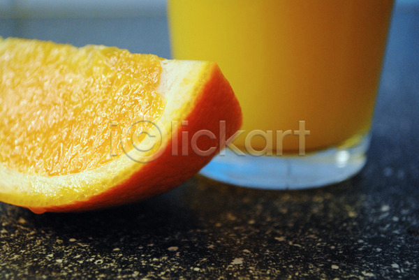 신선 사람없음 JPG 포토 해외이미지 건강 과일 귤 내추럴 노란색 마시기 벤치 비타민C 아침식사 여름(계절) 오렌지 오렌지주스 유기농 유리 음료 조각 주방 주스 해외202004