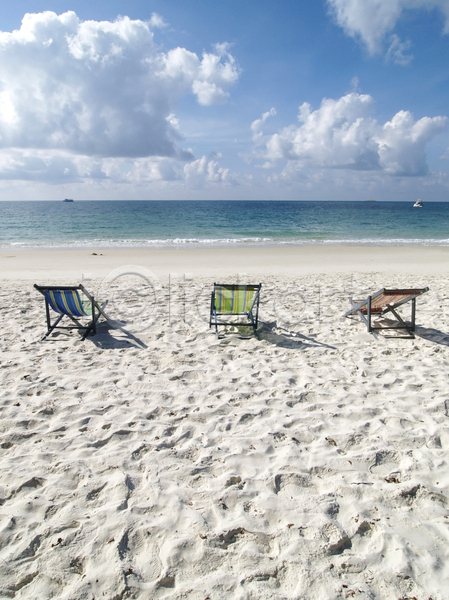 휴식 사람없음 JPG 포토 해외이미지 3 모래 물 바다 보트 섬 수평선 의자 탁자 태국 파란색 하늘 해외202004 휴가 흰색