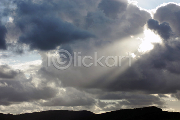 분위기 사람없음 JPG 포토 해외이미지 계절 구름(자연) 날씨 백그라운드 빛 산 야외 어둠 여름(계절) 자연 장면 태양 파란색 폭풍 풍경(경치) 하늘 해외202004 햇빛