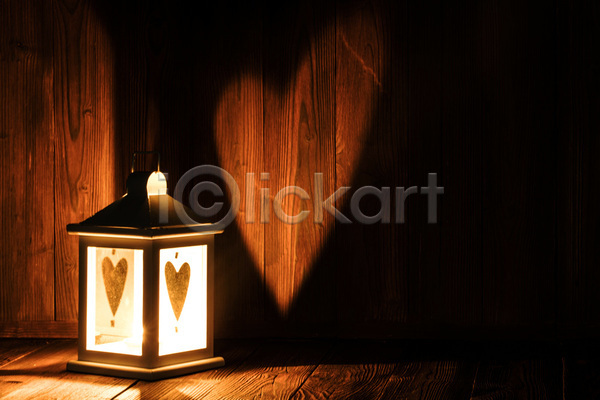 사랑 축하 사람없음 JPG 포토 해외이미지 나무배경 등불 디자인 랜턴 램프 목재 백그라운드 빛 어둠 장식 하트 해외202004