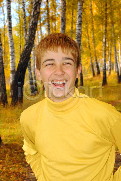 행복 활발 휴식 10대 백인 소년 한명 JPG 포토 해외이미지 1 10월 가을(계절) 계절 공원 나무 남학생 내추럴 노란색 라이프스타일 미소(표정) 서기 숲 야외 얼굴 옷 웃음 자연 학생 해외202004 흰색 히스테리