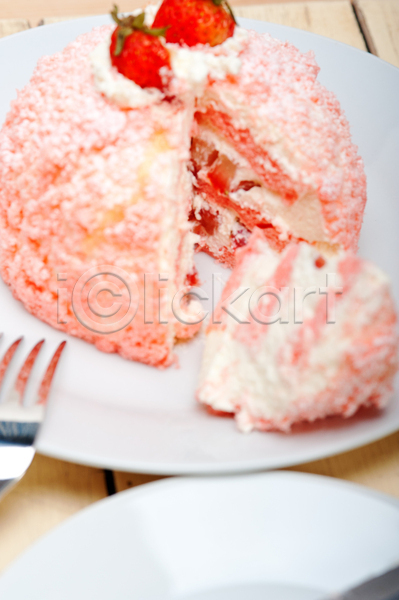달콤 사람없음 JPG 포토 해외이미지 딸기 딸기케이크 분홍색 생크림 접시 케이크 해외202004