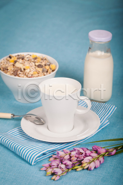 신선 추위 사람없음 JPG 포토 해외이미지 건강 다이어트 뮤즐리 봄 시리얼 식사 아침 아침식사 우유 유리 음료 음식 재료 컵 파란색 해외202004 흰색