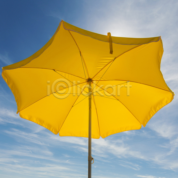 건조 보호 사람없음 JPG 포토 해외이미지 구름(자연) 기둥 노란색 맑음 밧줄 백그라운드 여행 우산 지붕 파란색 하늘 해외202004
