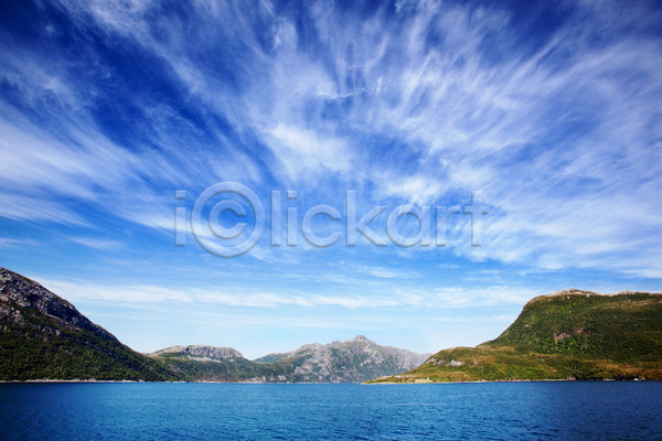 사람없음 JPG 포토 해외이미지 구름(자연) 노르웨이 멀리 물 바다 북쪽 산 수평선 스칸디나비아 여름(계절) 여행 유럽 자연 파노라마 파란색 풍경(경치) 하늘 해외202004