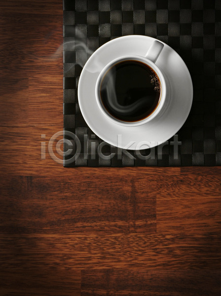 따뜻함 뜨거움 사람없음 JPG 포토 해외이미지 갈색 검은색 매트 머그컵 목재 수증기 알약 액체 어둠 에스프레소 음료 쟁반 체크무늬 카페 커피 컵 컵받침 탁자 해외202004 흰색