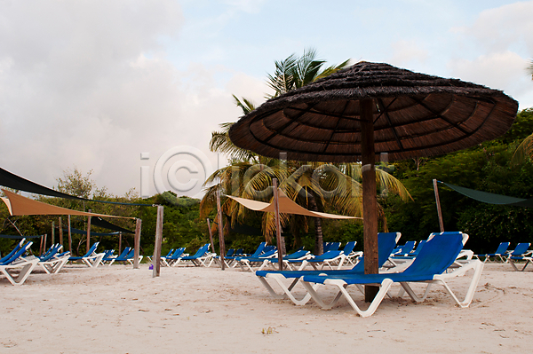 침묵 휴식 사람없음 JPG 포토 해외이미지 구름(자연) 모래 섬 야외 양산 여름(계절) 여행 우산 의자 이국적 일몰 자연 장면 파라다이스 파란색 풍경(경치) 하늘 해외202004 휴가 휴게실 휴양지