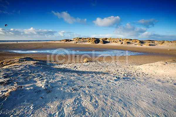 따뜻함 사람 사람없음 JPG 포토 해외이미지 구름(자연) 네덜란드 맑음 모래 모래사장 모래언덕 물 바다 바람 빛 여름(계절) 여행 자연 파란색 풍경(경치) 하늘 해외202004 햇빛 휴가