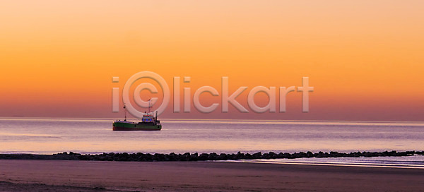평화 사람없음 JPG 포토 해외이미지 계절 교통시설 날씨 내추럴 맑음 모래 모래사장 물 바다 백그라운드 벨기에 보라색 보트 새벽 선 여름 오렌지 일몰 일출 자연 컬러풀 태양 파도 풍경 하늘 함선 항해 해변 해외202004 해외포토 효과