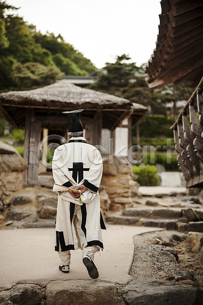 과거 60대 남자 노인남자한명만 성인 한국인 한명 JPG 뒷모습 포토 걷기 뒷짐 마을 사극 스승 야외 유생복 전신 조선시대 주간 한국전통 한복