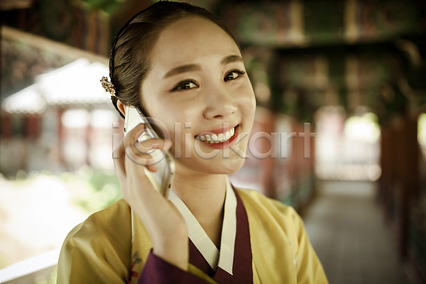 과거 20대 성인 성인여자한명만 여자 한국인 한명 JPG 옆모습 포토 들기 미소(표정) 상반신 스마트폰 야외 주간 통화 퓨전 한국전통 한복 현대문화