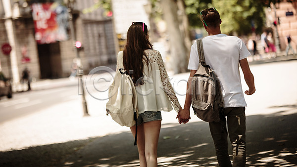 로맨틱 20대 남자 두명 성인 성인만 여자 외국인 JPG 뒷모습 포토 거리 걷기 데이트 백팩 손잡기 야외 연애 주간 커플 크로아티아
