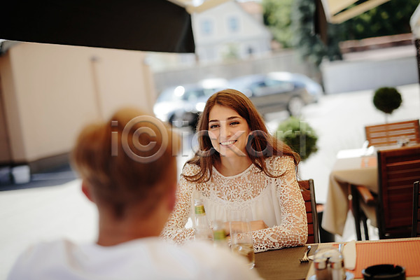 로맨틱 20대 남자 두명 성인 성인만 여자 외국인 JPG 뒷모습 아웃포커스 앞모습 포토 거리 데이트 도시 미소(표정) 식당 앉기 야외 연애 주간 커플 크로아티아