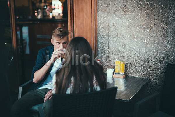 로맨틱 20대 남자 두명 성인 성인만 여자 외국인 JPG 뒷모습 포토 거리 데이트 도시 마시기 맥주 맥주잔 앉기 야외 연애 주간 카페테라스 커플 크로아티아
