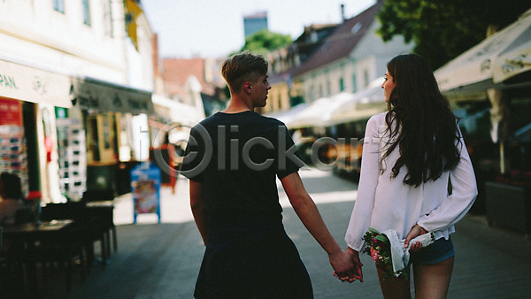로맨틱 20대 남자 두명 성인 성인만 여자 외국인 JPG 뒷모습 포토 거리 걷기 꽃다발 데이트 도시 상점 손잡기 야외 연애 주간 커플 크로아티아