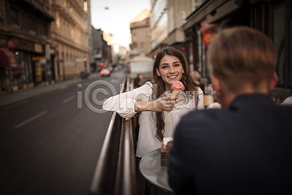 로맨틱 20대 남자 두명 성인 성인만 여자 외국인 JPG 뒷모습 앞모습 포토 거리 데이트 도시 아이스크림콘 앉기 야외 연애 주간 카페 카페테라스 커플 크로아티아