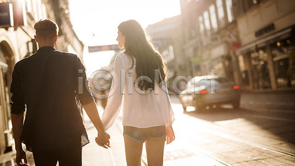 로맨틱 20대 남자 두명 성인 성인만 여자 외국인 JPG 뒷모습 포토 거리 걷기 데이트 도시 손잡기 야외 연애 주간 커플 크로아티아