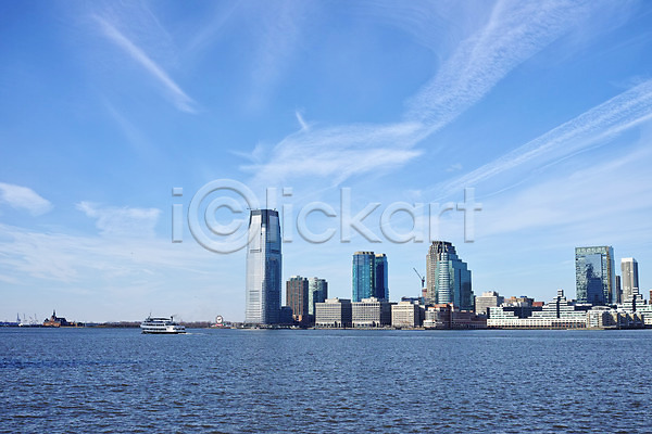 사람없음 JPG 포토 강 구름(자연) 뉴욕 도시 빌딩 야외 유람선 주간 풍경(경치) 하늘 허드슨강