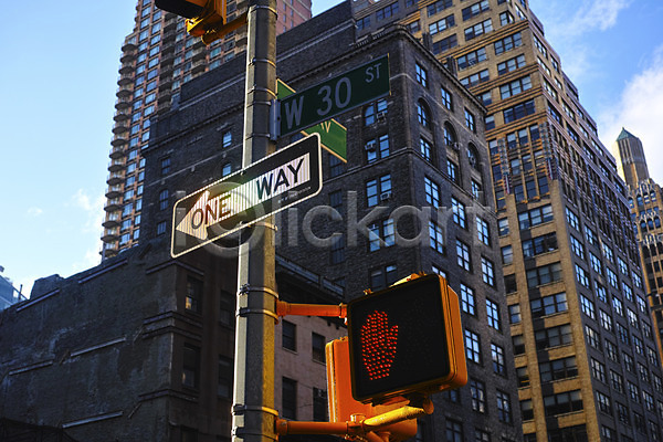 사람없음 JPG 포토 뉴욕 도로표지판 도시 빌딩 신호등 야외 일방통행 적신호 주간 표지판 풍경(경치)