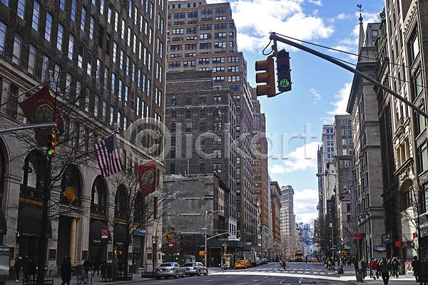 여러명 JPG 포토 거리풍경 구름(자연) 뉴욕 도로 도시 보행자 빌딩 성조기 신호등 야외 자동차 주간 풍경(경치) 하늘