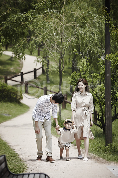 행복 화목 30대 남자 성인 세명 소년 여자 한국인 JPG 앞모습 포토 가족 가족라이프 걷기 공원 부부 산책로 손잡기 아들 아빠 야외 엄마 전신 주간