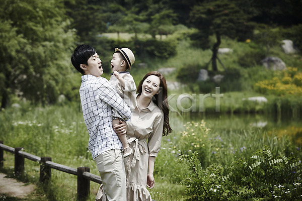산책 즐거움 행복 화목 30대 남자 성인 세명 소년 여자 한국인 JPG 포토 가족 가족라이프 공원 모자(잡화) 미소(표정) 부부 산책로 상반신 아들 아빠 야외 엄마 주간