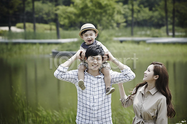 산책 즐거움 행복 화목 30대 남자 성인 세명 소년 여자 한국인 JPG 앞모습 포토 가족 가족라이프 공원 모자(잡화) 목말 미소(표정) 부부 상반신 서기 아들 아빠 야외 엄마 주간