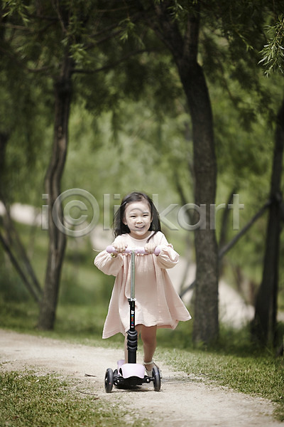즐거움 행복 소녀(어린이) 소녀한명만 여자 한국인 한명 JPG 앞모습 포토 공원 나무 미소(표정) 산책로 야외 어린이라이프 원피스 전신 주간 퀵보드