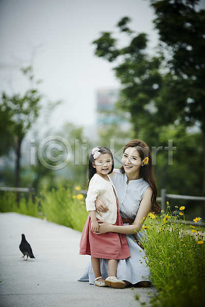 행복 화목 30대 두명 성인 소녀(어린이) 여자 여자만 한국인 JPG 앞모습 포토 가족 가족라이프 공원 꽃길(풍경) 딸 모녀 무릎꿇기 미소(표정) 비둘기 산책로 서기 야외 엄마 전신 주간