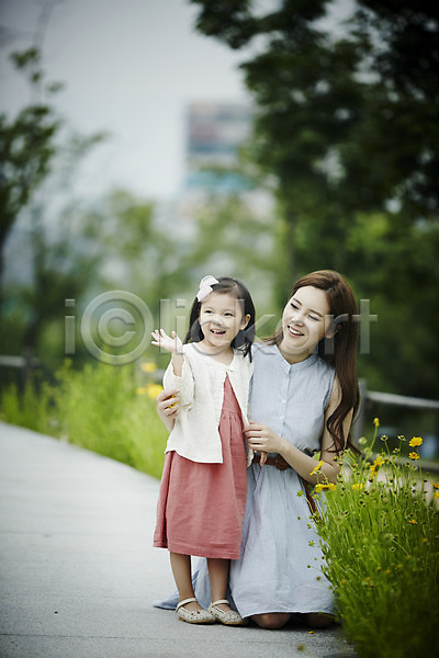 행복 화목 30대 두명 성인 소녀(어린이) 여자 여자만 한국인 JPG 앞모습 포토 가족 가족라이프 공원 꽃길(풍경) 딸 모녀 무릎꿇기 미소(표정) 산책로 서기 손인사 야외 엄마 전신 주간