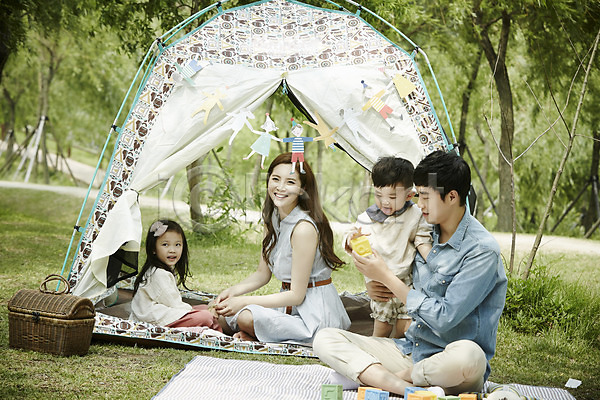 즐거움 행복 화목 30대 남자 성인 소녀(어린이) 소년 여러명 여자 한국인 JPG 앞모습 포토 가족 가족라이프 공원 딸 미소(표정) 소풍 아들 아빠 앉기 야외 엄마 전신 주간 캠핑 텐트