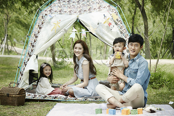 행복 화목 30대 남자 성인 소녀(어린이) 소년 여러명 여자 한국인 JPG 앞모습 포토 가족 가족라이프 공원 딸 미소(표정) 소풍 아들 아빠 앉기 야외 엄마 전신 주간 캠핑 텐트