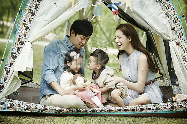 행복 화목 30대 남자 성인 소녀(어린이) 소년 여러명 여자 한국인 JPG 앞모습 포토 가족 가족라이프 공원 딸 소풍 아들 아빠 앉기 야외 엄마 전신 주간 캠핑 텐트