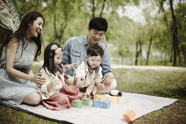 행복 화목 30대 남자 성인 소녀(어린이) 소년 여러명 여자 한국인 JPG 앞모습 포토 가족 가족라이프 공원 놀이 딸 소풍 아들 아빠 앉기 야외 엄마 전신 주간 캠핑 텐트