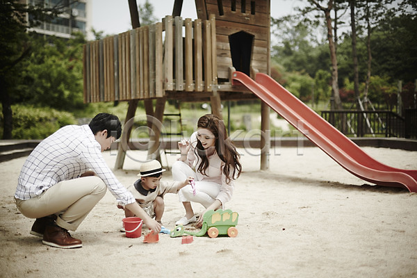 즐거움 30대 남자 세명 소년 여자 한국인 JPG 앞모습 포토 가족 가족라이프 놀이터 모래놀이 미끄럼틀 아들 아빠 앉기 야외 엄마 전신 주간
