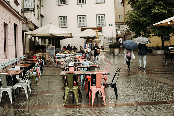 여러명 JPG 포토 거리 도시 도시풍경 보행자 비(날씨) 슬로베니아 야외 우산 의자 주간 탁자 파라솔 풍경(경치) 해외풍경