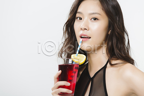 20대 성인 성인여자한명만 여자 한국인 한명 JPG 포토 바캉스 비키니 빨대 스튜디오촬영 실내 여름(계절) 여름휴가 음료 의료성형뷰티 잔 칵테일 포즈