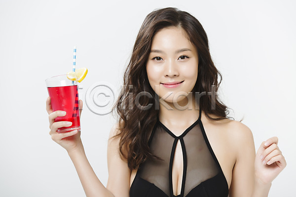 섹시 20대 성인 성인여자한명만 여자 한국인 한명 JPG 앞모습 포토 들기 몸매 바캉스 뷰티 비키니 빨대 상반신 서기 스튜디오촬영 실내 여름(계절) 여름휴가 음료 의료성형뷰티 잔 칵테일 포즈