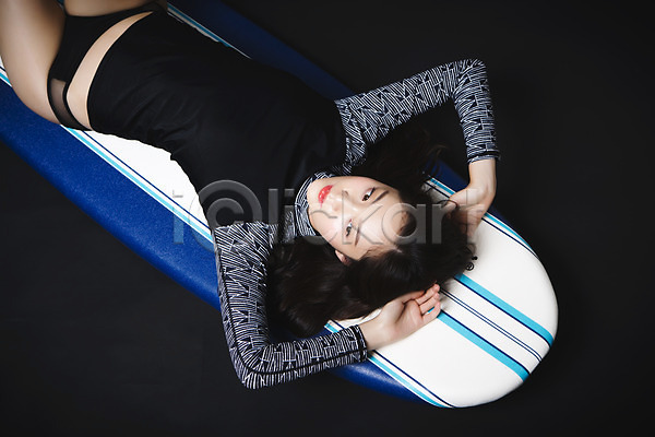 섹시 20대 성인 성인여자한명만 여자 한국인 한명 JPG 포토 하이앵글 눕기 래쉬가드 바캉스 상반신 서핑보드 수영복 스튜디오촬영 실내 여름(계절) 여름휴가 의료성형뷰티 포즈