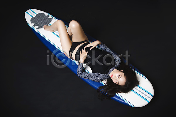 섹시 20대 성인 성인여자한명만 여자 한국인 한명 JPG 앞모습 포토 하이앵글 눕기 래쉬가드 맨발 몸매 바캉스 서핑 서핑보드 수영복 스튜디오촬영 실내 여름(계절) 여름휴가 의료성형뷰티 전신 포즈