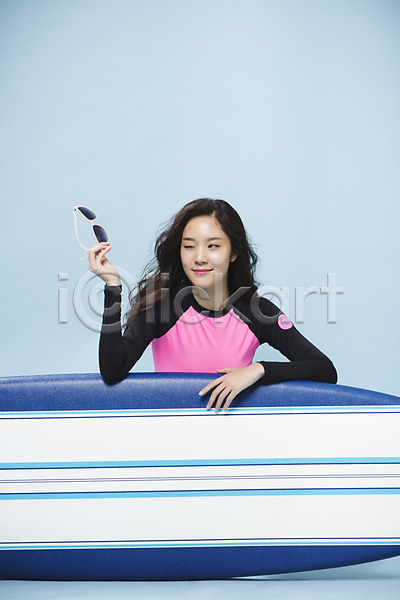 20대 성인 성인여자한명만 여자 한국인 한명 JPG 앞모습 포토 래쉬가드 바캉스 상반신 서핑보드 선글라스 수영복 스튜디오촬영 실내 앉기 여름(계절) 여름휴가 윙크 의료성형뷰티 포즈