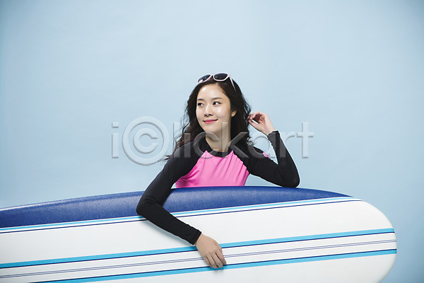 20대 성인 성인여자한명만 여자 한국인 한명 JPG 앞모습 포토 래쉬가드 바캉스 상반신 서핑보드 선글라스 수영복 스튜디오촬영 실내 앉기 여름(계절) 여름휴가 의료성형뷰티 포즈