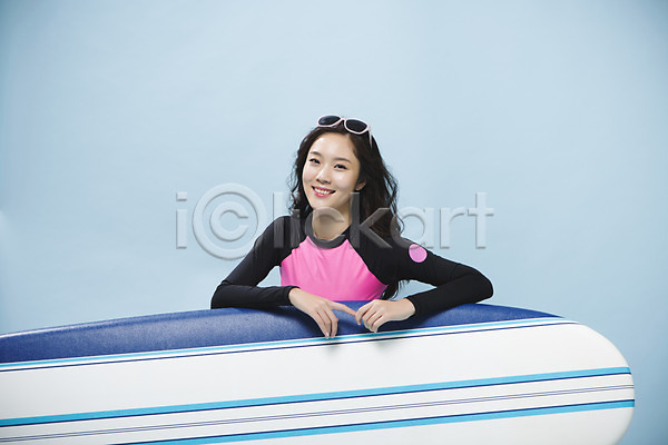 20대 성인 성인여자한명만 여자 한국인 한명 JPG 앞모습 포토 래쉬가드 미소(표정) 바캉스 상반신 서핑보드 선글라스 수영복 스튜디오촬영 실내 앉기 여름(계절) 여름휴가 의료성형뷰티 포즈