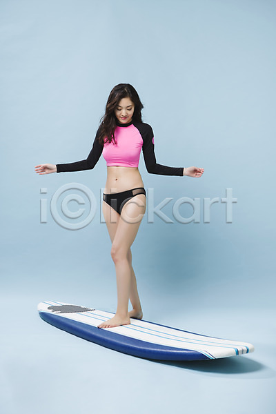 20대 성인 성인여자한명만 여자 한국인 한명 JPG 앞모습 포토 래쉬가드 맨발 몸매 바캉스 서기 서핑 서핑보드 수영복 스튜디오촬영 실내 여름(계절) 여름휴가 의료성형뷰티 전신 포즈