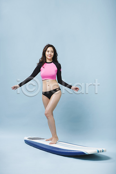 20대 성인 성인여자한명만 여자 한국인 한명 JPG 앞모습 포토 래쉬가드 맨발 몸매 바캉스 서기 서핑 서핑보드 수영복 스튜디오촬영 실내 여름(계절) 여름휴가 의료성형뷰티 전신 포즈