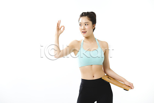 20대 성인 성인여자한명만 여자 한국인 한명 JPG 앞모습 포토 OK 건강 다이어트 들기 몸매 상반신 스튜디오촬영 실내 운동복 의료성형뷰티 체중계 탱크톱 포즈