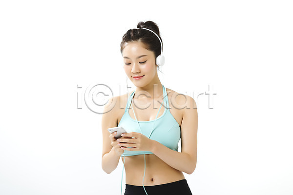20대 성인 성인여자한명만 여자 한국인 한명 JPG 앞모습 포토 건강 다이어트 몸매 상반신 스마트폰 스튜디오촬영 실내 운동복 음악감상 의료성형뷰티 포즈 헤드셋