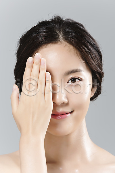 20대 성인 성인여자한명만 신체부위 여자 한국인 한명 JPG 앞모습 포토 눈가림 몸매 미소(표정) 뷰티 상반신 손짓 스튜디오촬영 실내 얼굴 의료성형뷰티 피부