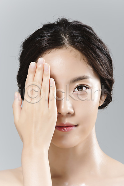 20대 성인 성인여자한명만 신체부위 여자 한국인 한명 JPG 앞모습 포토 눈가림 몸매 뷰티 상반신 손짓 스튜디오촬영 실내 얼굴 의료성형뷰티 피부